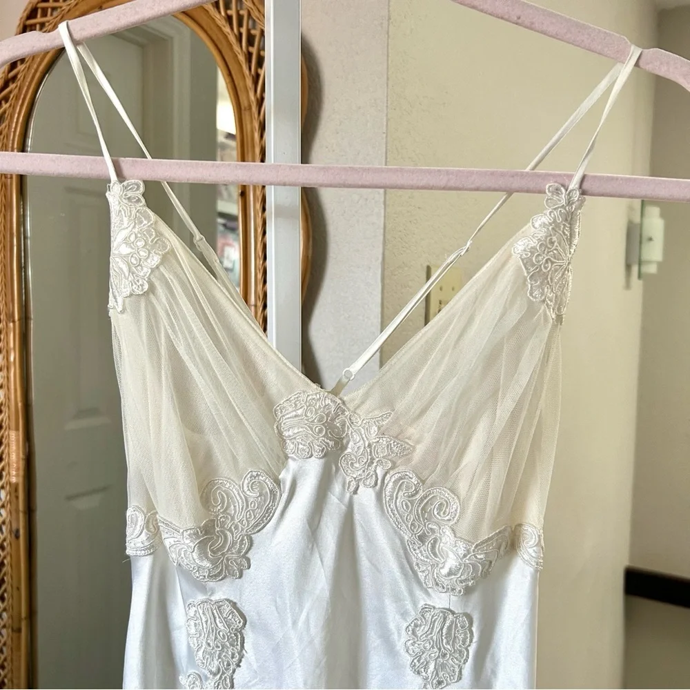 Victoria’s Secret / White Floral Appliqué Mesh Lingerie Nightgown Slip